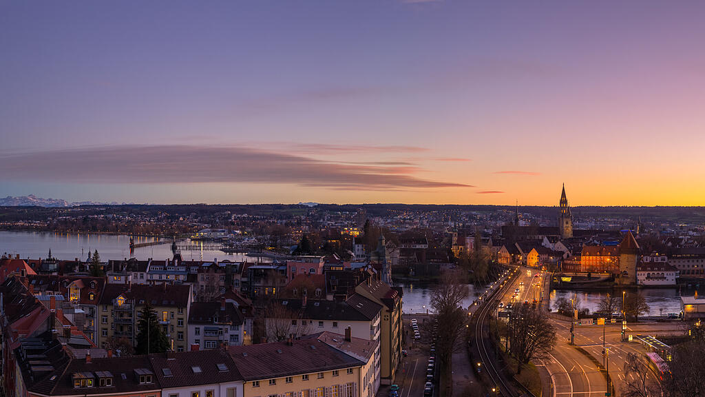 Luftaufnahme der Rheinbrücke in Konstanz am Abend bei Dunkelheit