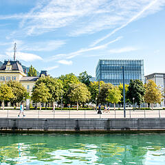 Kunsthaus rechts und Postgebäude links in Bregenz