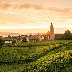 Hagnau mit Blick auf die Kirche St.Johann Baptist während des Sonnenuntergangs