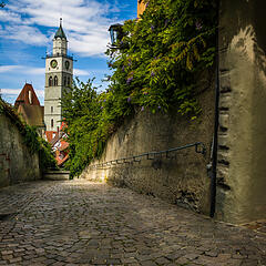 Weg entlang der Stadtmauer mit Blick auf den Kirchturm in Überlingen