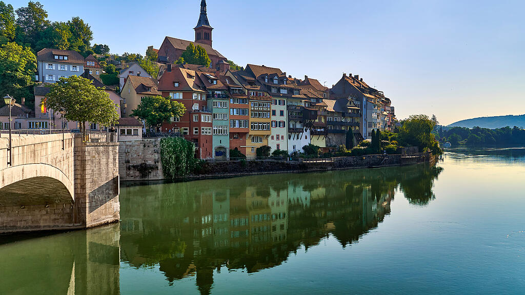 Blick auf Stadt am Ufer des Hochrheins Blick auf Stadt am Ufer des Hochrheins