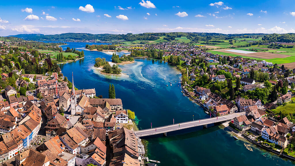 Luftaufnahme des Rheins und des Hinterlandes bei Schaffhausen