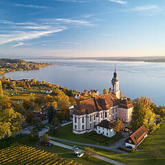 Luftaufnahme des Kloster Birnau bei Sonnenaufgang mit Bodenseeblick