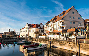 Hafen und Gebäude an der Promenade in Langenargen am Bodensee