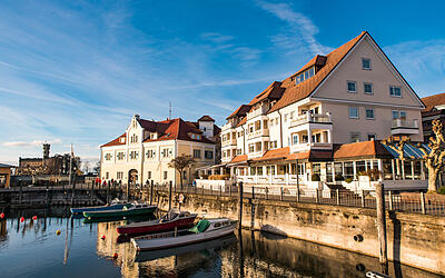Hafen und Gebäude an der Promenade in Langenargen am Bodensee