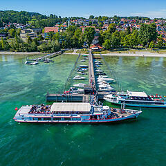 Ablegende Schiffe am Hafen in Gaienhofen am Bodensee