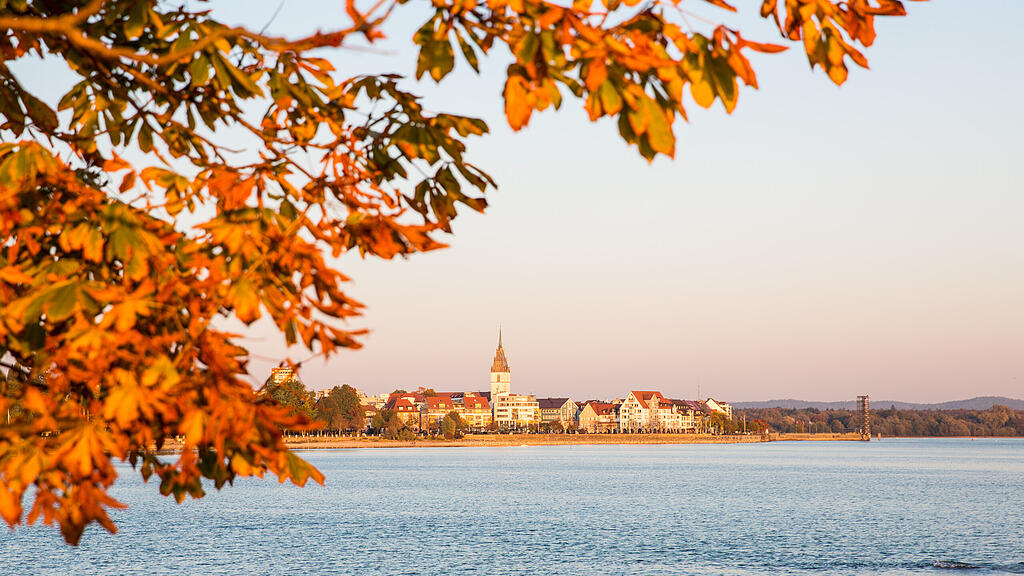 Blick auf Friedrichshafen mit herbstlichen Blättern