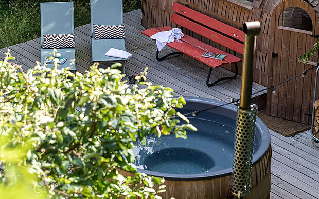 Für Entspannung sorgen ein Gartenpool, ein Sauna-Iglu mit Hot Tub, eine Dachterrasse, ein ...