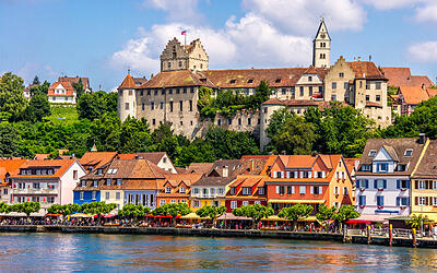 Frontalsicht auf die Uferpromenade, Altstadt und alte Burg in Meersburg