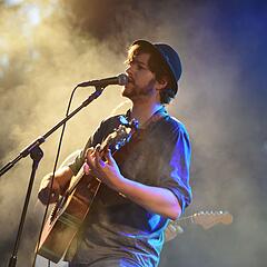 Sänger mit Gitarre auf einem Festival in Friedrichshafen