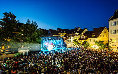 Junge auf dem Meersburger Schlossplatz im Winter Junge auf dem Meersburger Schlossplatz im Winter