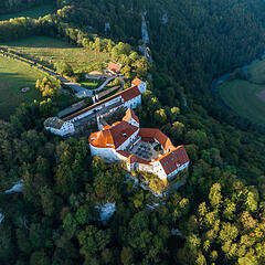 Luftbild von der Burg Wildenstein von der Morgensonne angestrahlt