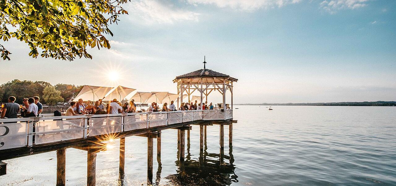 Blick über den Fischsteg in Bregenz auf den Bodensee