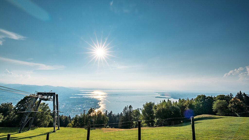Blick aus der Pfänderbahn über den Bodensee bei Sonnenschein
