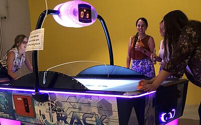 Air-Hockey Frauengruppe spielt Air-Hockey im M10 True Active