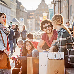 Freundesgruppe während eines Shoppingausflugs in Konstanz