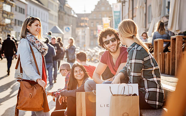 Freundesgruppe während eines Shoppingausflugs in Konstanz
