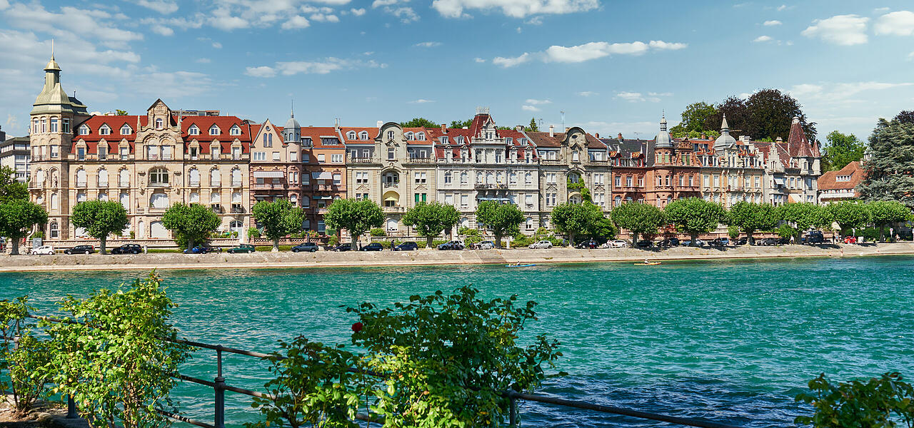 Blick von der Seebrücke in Konstanz auf gegenüberliegende Häuserreihe