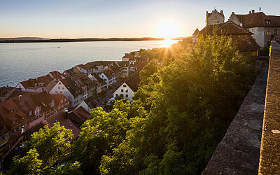 Blick vom Schloss auf Meersburg und den Bodensee bei Sonnenuntergang