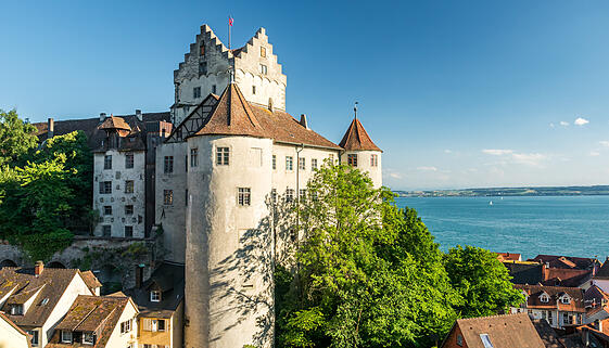 Burg Meersburg mit Panaorama Blick über den Bodensee im Sommer Burg Meersburg mit Panaorama Blick über den Bodensee im Sommer