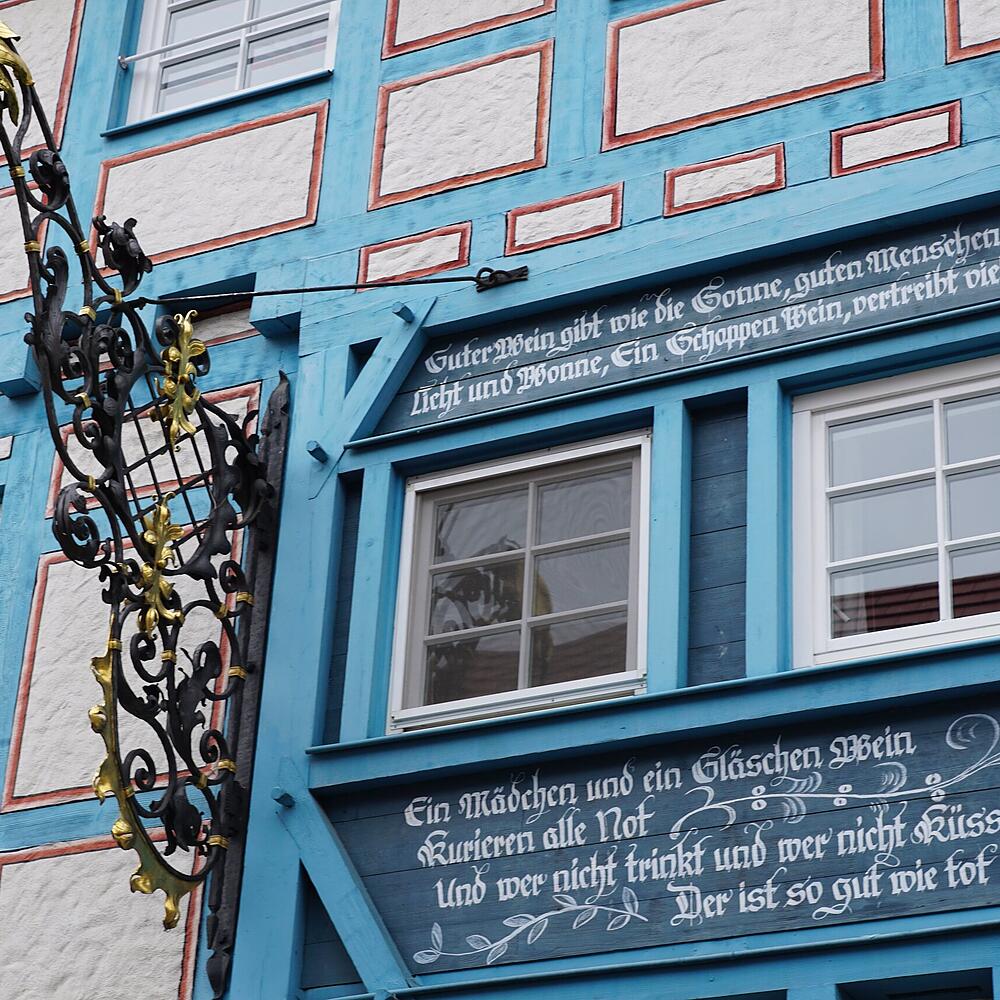 Alte, blaue Hausfassade eines Fachwerkhauses am Bodensee