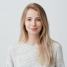 Junge Frau die in die Kamera lächelt