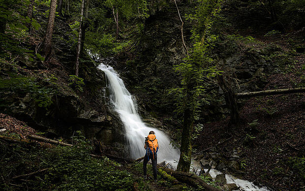 Wanderer vor dem Wasserfall bei Nendeln in Liechtenstein