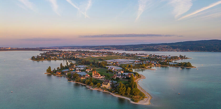 Luftaufnahme der Insel Reichenau bei rötlichem Himmel und Sonnenaufgang Reichenau