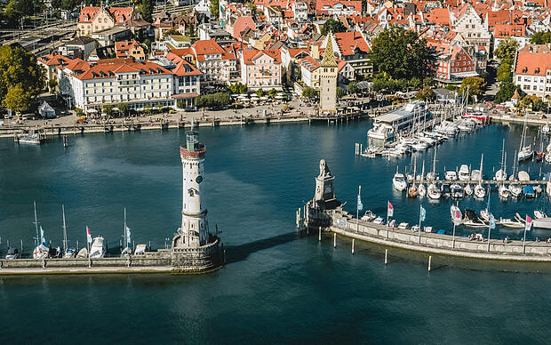 Luftaufnahme des Hafens in Lindau mit Blick Richtung Altstadt Luftaufnahme des Hafens in Lindau mit Blick Richtung Altstadt