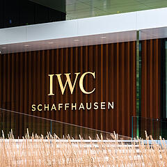 IWC-Schriftzug vor dem Hauptgebäude der IWC