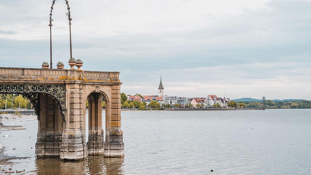 Schlosssteg in Friedrichshafen mit Blick auf den Bodensee und die Uferpromenade