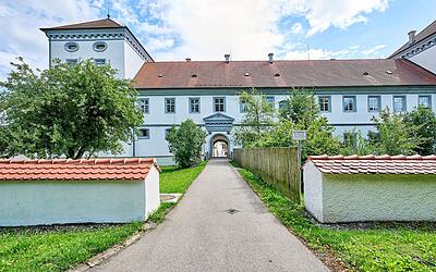 Blick auf das Schloss Meßkirch vom Hofgarten aus