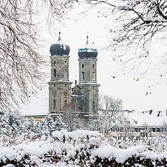 Fahrradfahrer im Friedrichshafener Umland mit Kirche im Hintergrund