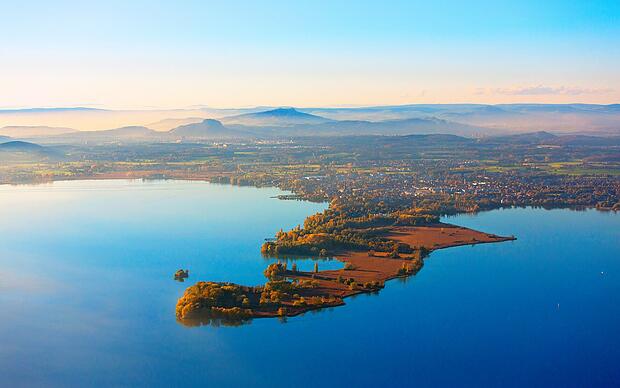 Westlicher Bodensee mit Halbinsel Mettnau, Radolfzell und den entfernten Hegauvulkanen