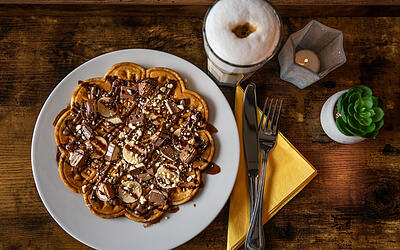 Café & Bistro Schoko-Bananenwaffel und Kaffee im M10 True Active