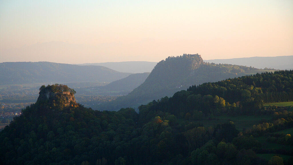 Landschaftsaufnahme des Hegaus mit Nebel im Herbst