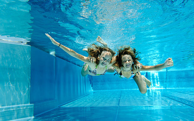 Junge Leute in einem Museum