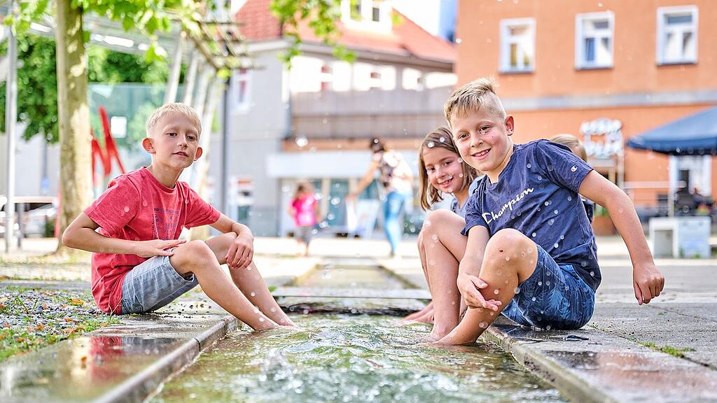 Kinder am Wasserlauf in der Innenstadt von Meßkirch