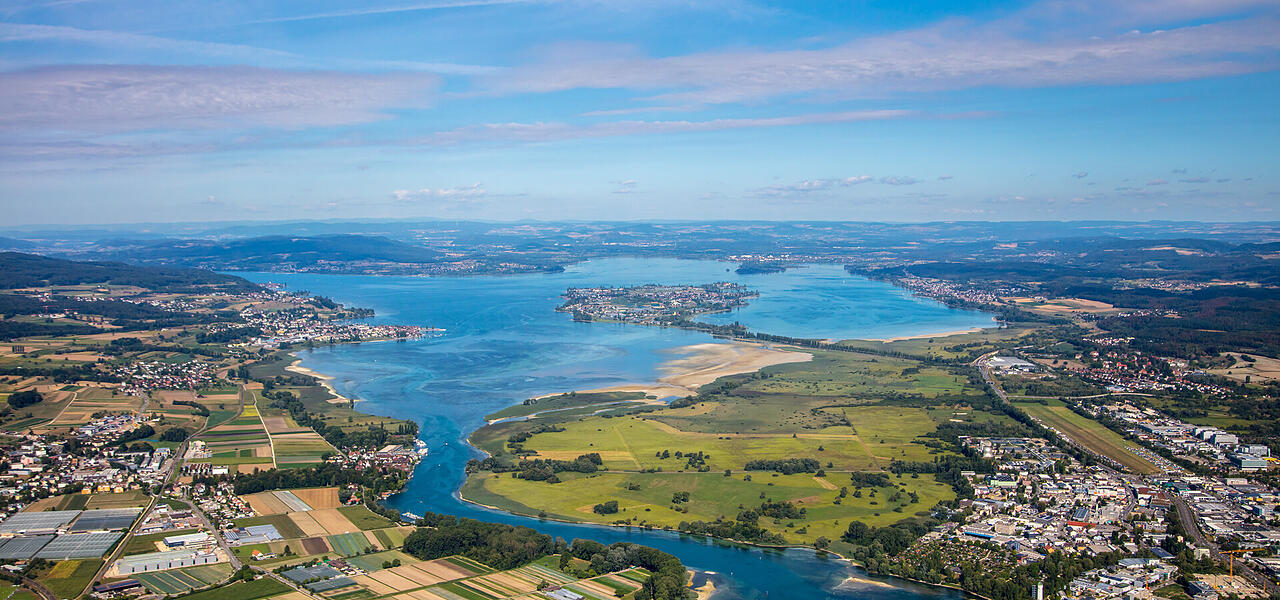 Luftaufnahme des Untersees mit Blick auf den Seerhein und die Insel Reichenau