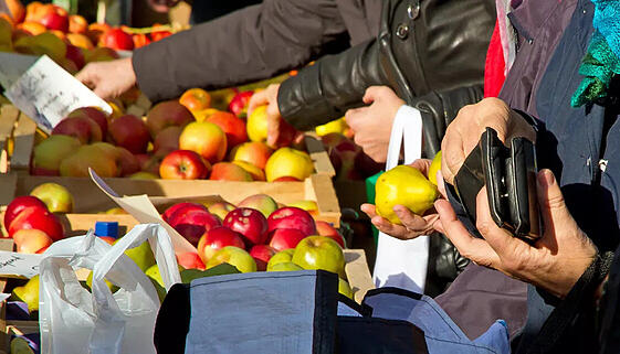 Frisches Obst auf dem Wochenmarkt