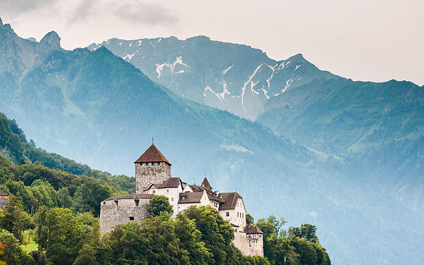 Blick auf Schloss Vaduz und die Alpen im Hintergrund