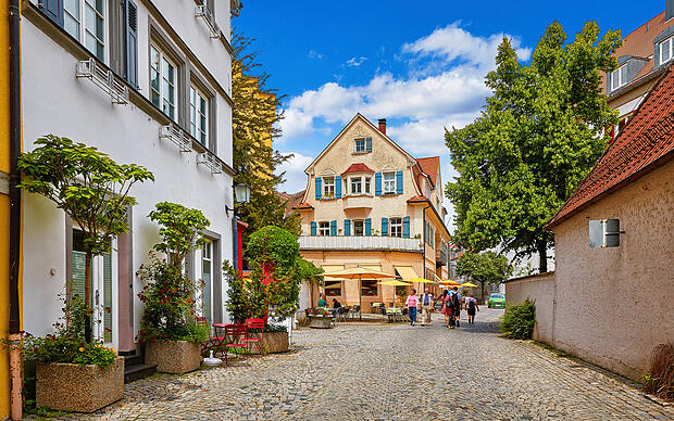 Gassen der Lindauer Altstadt mit Geschäft Gassen der Lindauer Altstadt mit Geschäft