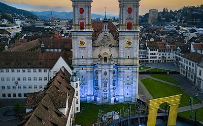 Festspiele mit Bühne und Beleuchtung an der Kathedrale St. Gallen am Abend