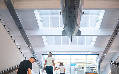 Ganzjährig ein buntes Programm Familie auf einer Treppe im Zeppelin Museum in Friedrichshafen