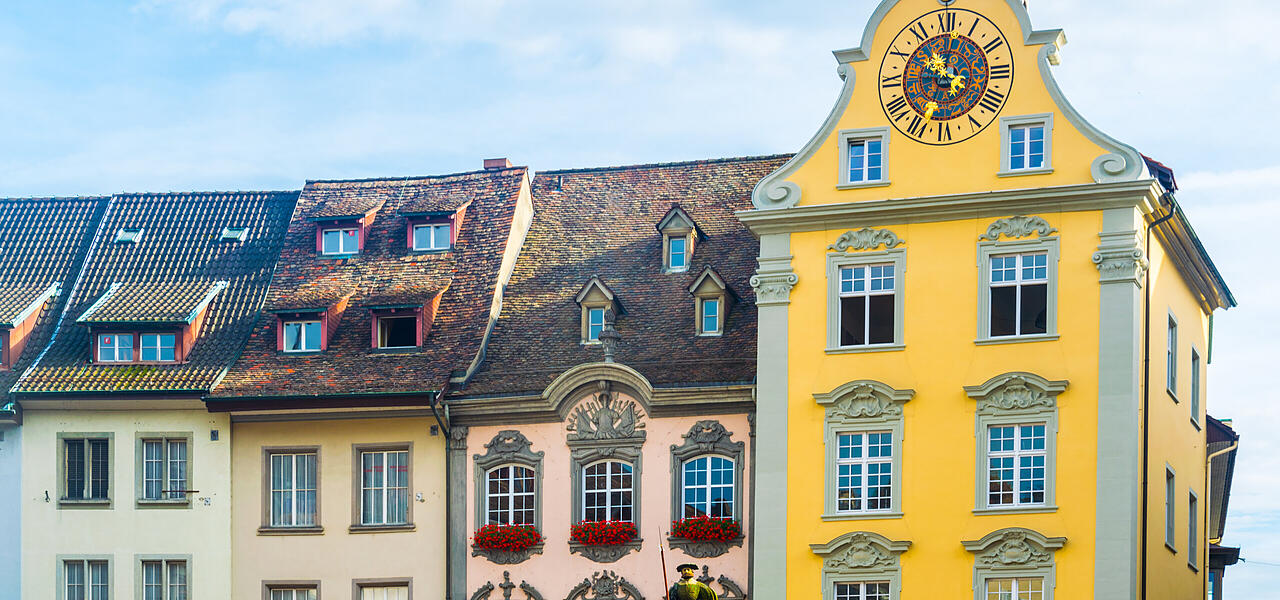 Häuserfassade in Schaffhausen mit Blick auf den Fronwagturm
