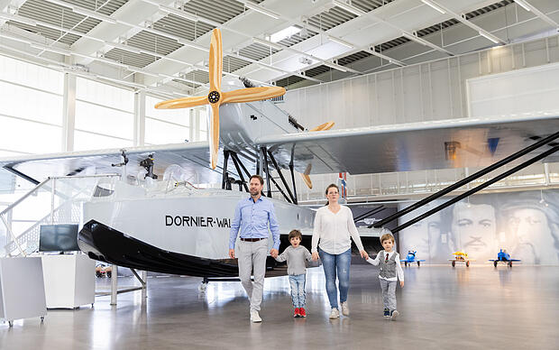 Familie im Dornier Museum Friedrichshafen vor einem Flugzeug
