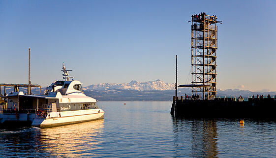 Blick auf den Moleturm und den Bodensee bei Friedrichshafen