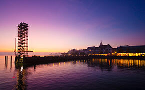 Moleturm und Hafeneinfahrt von Friedrichshafen bei Nacht