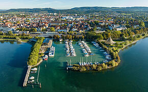 In Radolfzell kommt echtes Urlaubsfeeling auf. Das Städtchen besticht durch eine gemütliche Altstadt und eine schöne Uferpromenade. Hier am Untersee findest du bestimmt die passende Unterkunft für deinen Urlaub. Ferienwohnungen, Gasthöfe und Pensionen, Hotels und Campingplätze warten auf dich.