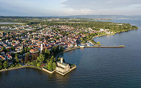 Luftaufnahme von Langenargen mit Blick auf die Stadt, den Hafen und das Schloss Montfort